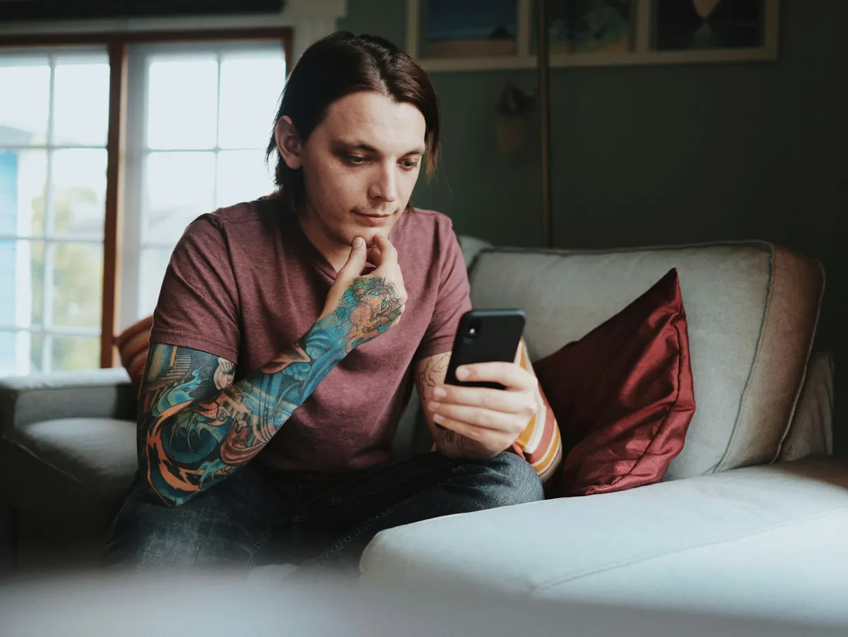 Freelancer procurando vagas pelo celular