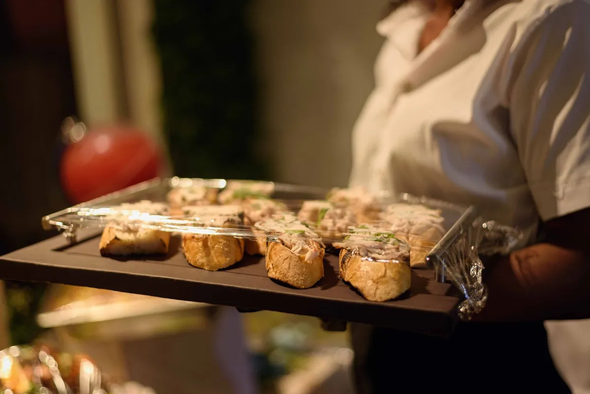 Garçom freelancer servindo bebidas em um evento