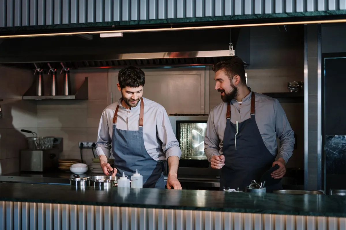 Equipe de bar e cozinha trabalhando junta em um evento