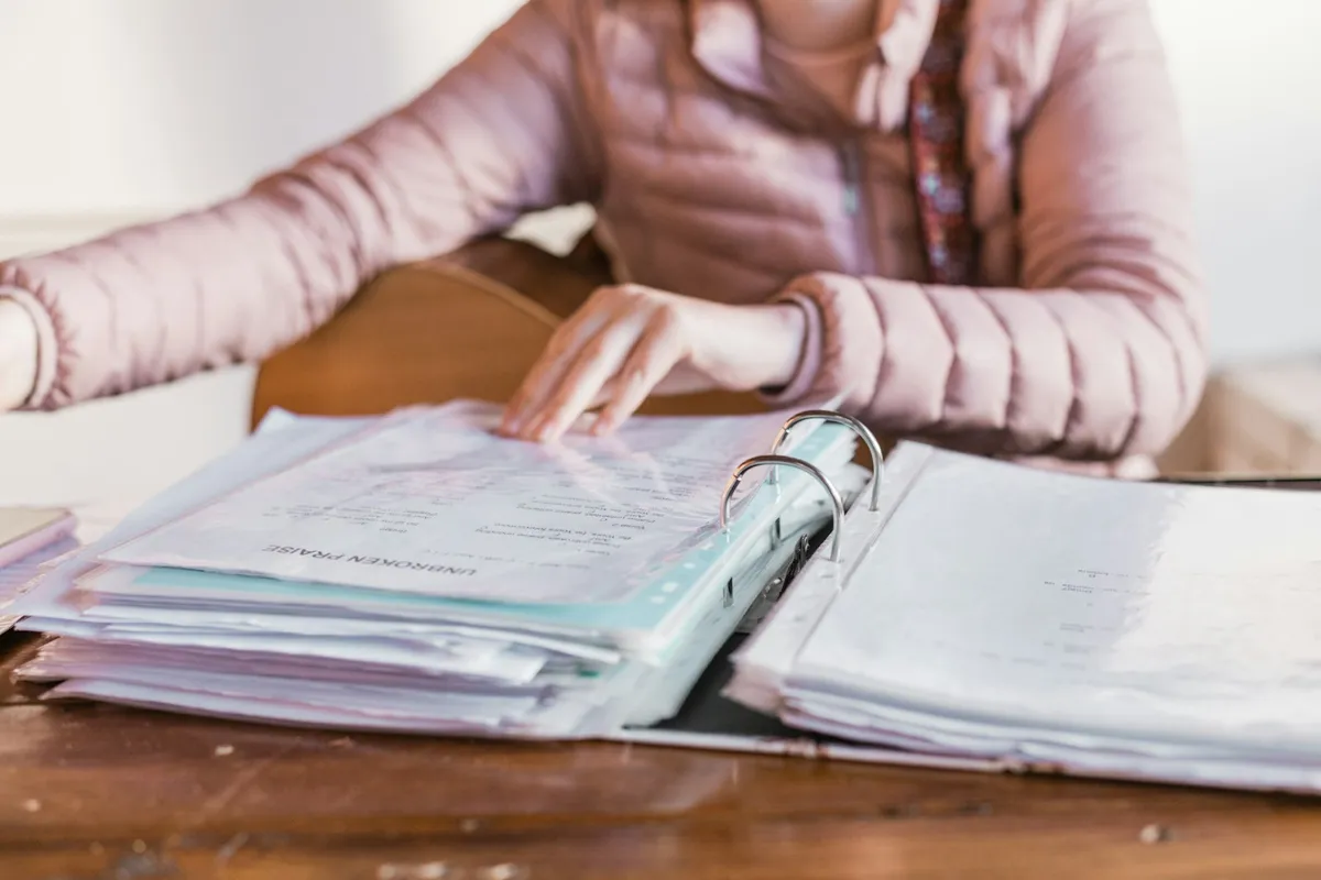 Freelancer organizando documentos e finanças do próprio trabalho