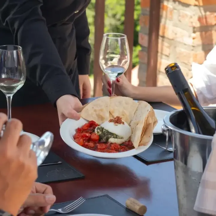 Prato de burrata sendo servido